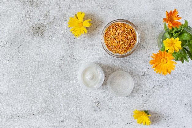 Kräuterkosmetik mit Calendula-Blüten Natürliches Bio-Feuchtigkeits-Reinigungsprodukt