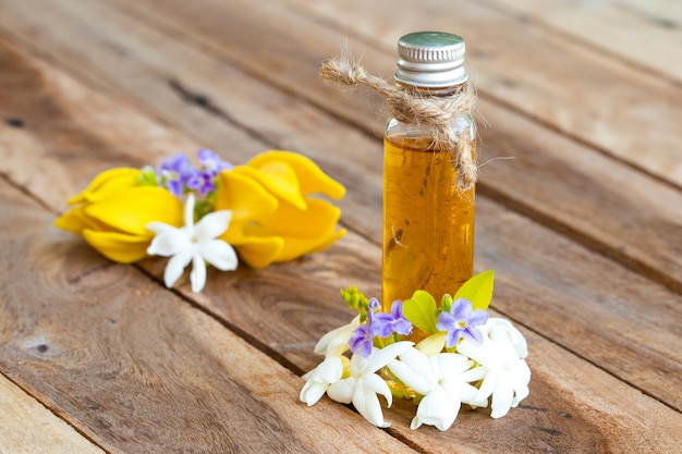 Kräuteröle Aromatherapie-Extrakt Blumenarrangement auf Holz