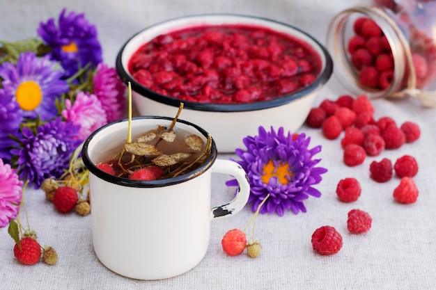 Kräutertee mit Beeren.