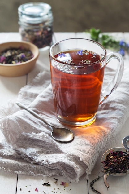 Kräutertee mit einem Löffel auf Leinen