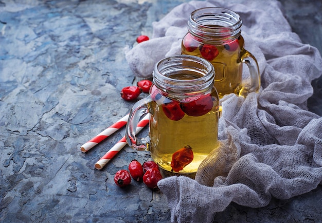 Kräutertee mit Hagebutte. Selektiver Fokus