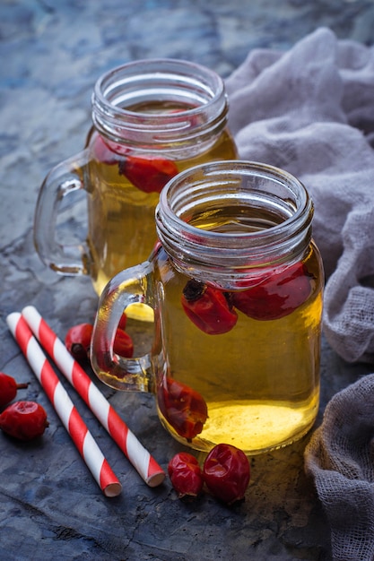 Foto kräutertee mit hagebutte. selektiver fokus