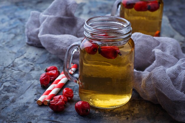 Kräutertee mit Hagebutte. Selektiver Fokus