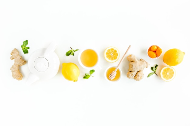 Kräutertee mit Pfefferminz-Ingwer-Zitronen-Honig und anderen Kräutern auf weißem Hintergrund, flache Lage, Draufsicht