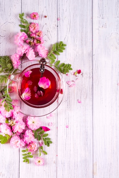 Kräutertee mit Rosen