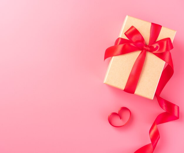 Kraft Geschenkbox mit wunderschönem roten Band und Rose