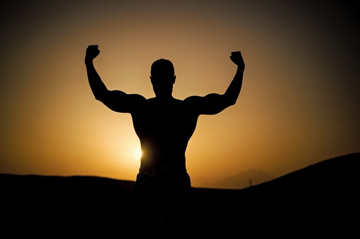 Foto kraft und freiheit, muskulöse mannsilhouette auf sonnenuntergang feuriger himmelshintergrund in den bergen, sport und erholung, zukunft und erfolg, menschen und natur, geschwindigkeit und gesunder lebensstil, yoga und fitness