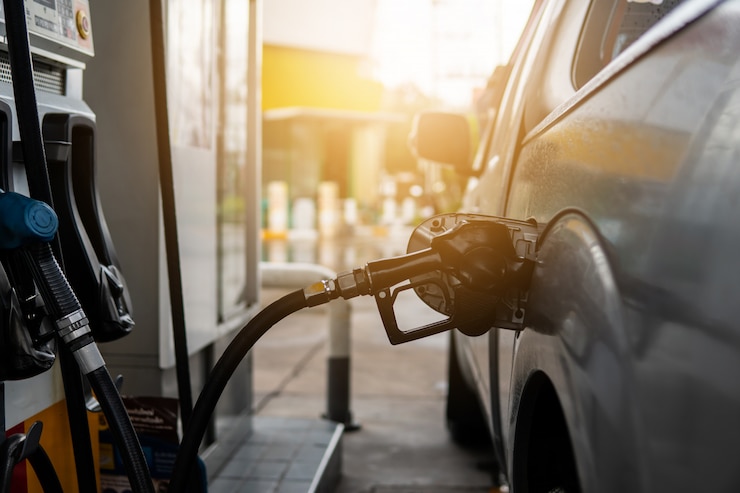 Foto kraftstoffdüse zum nachfüllen von kraftstoff im auto an der tankstelle.