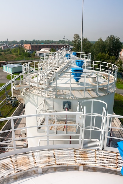 Kraftstofflagertanks des Betankungskomplexes im Flughafen