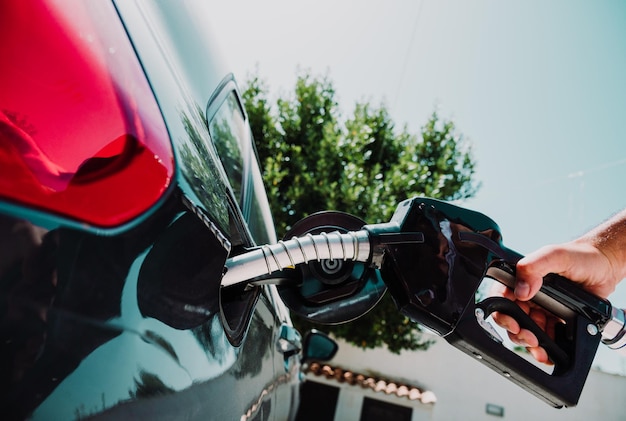 Kraftstoffpumpe füllt einen Tank eines Autos in einer Station