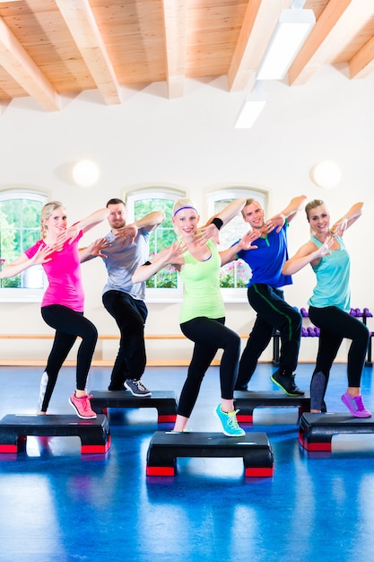 Krafttraining im Fitnessstudio mit Stepper