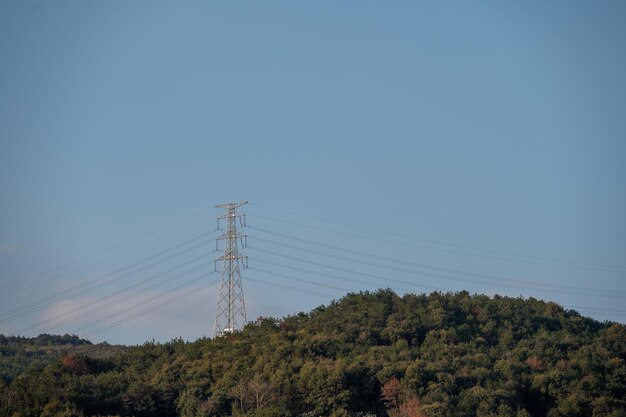 Kraftübertragungsausrüstung auf dem Berg unter dem blauen Himmel