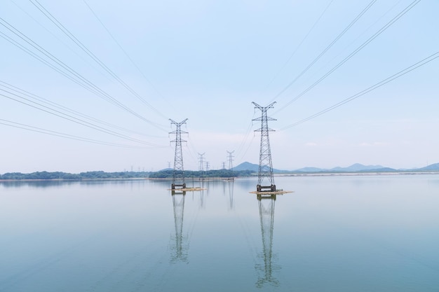 Kraftübertragungsturm auf der Wasser- und Seenlandschaft