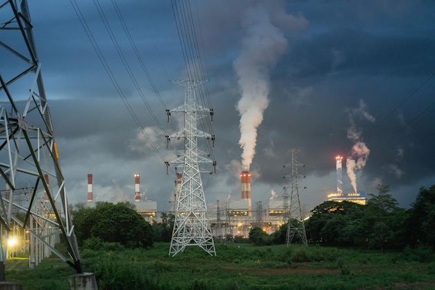 Kraftwerk für Industriegebiet in der Dämmerung bei Maemoh Lamphang Thailand