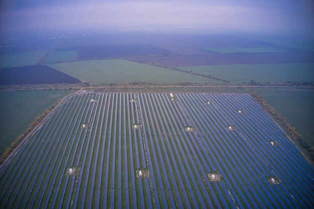 Kraftwerk mit erneuerbarer Sonnenenergie. Luftaufnahme