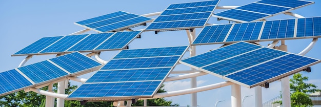 Kraftwerk mit erneuerbarer Sonnenenergie mit Sonnenbanner im Langformat