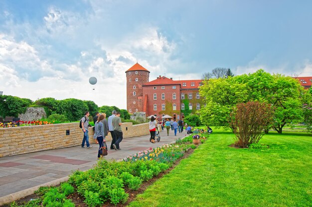 Krakau, Polen - 1. Mai 2014: Menschen im Innenhof im Schloss Wawel, Krakau, Polen