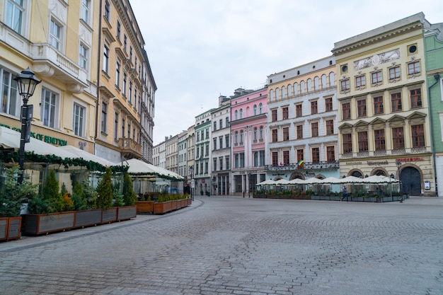 Krakau Polen 13. März 2022 Hauptmarktplatz in Krakauer Mietshäusern