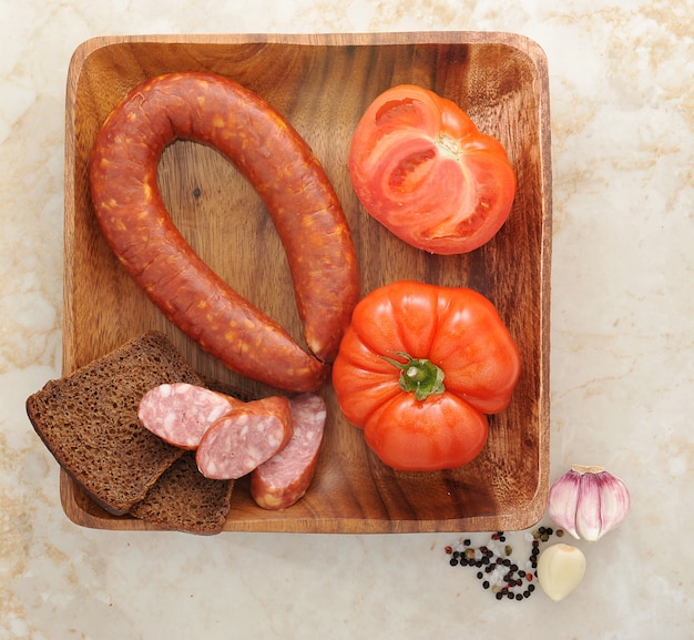 Krakauer Wurst, Tomaten und Schwarzbrot