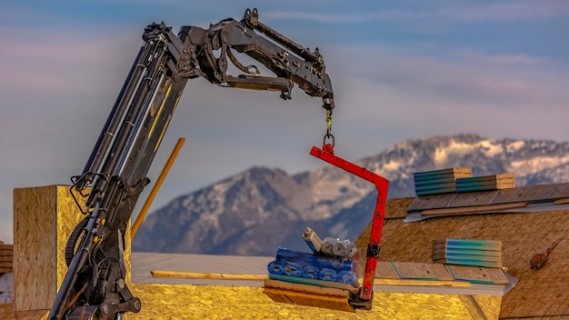 Kran auf der Baustelle gegen den Himmel