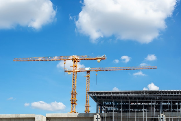 Foto kran auf der baustelle hellblauer hintergrund