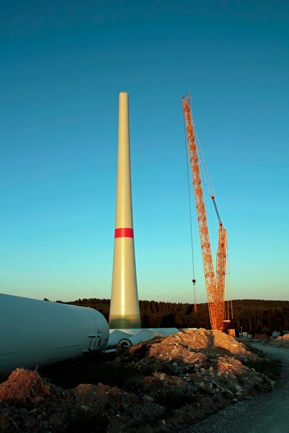 Foto kran auf der baustelle vor klarem blauen himmel