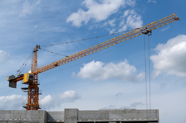 Kran auf einer baustelle bei der arbeit