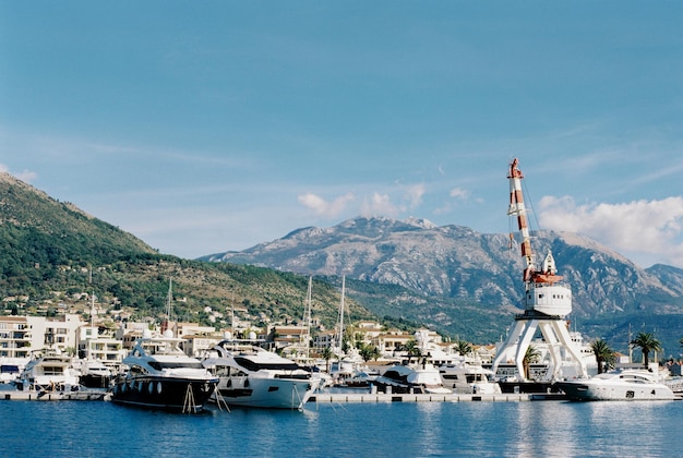 Kran auf einer Plattform in der Nähe des Jachthafens in Porto Montenegro