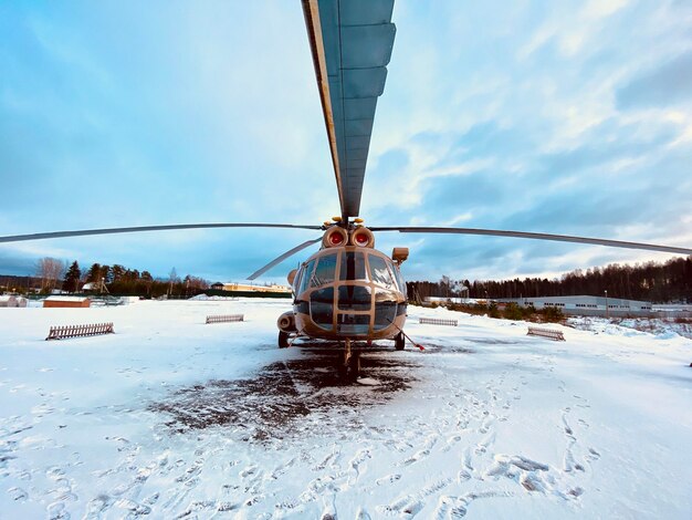 Kran auf schneebedecktem Land gegen den Himmel