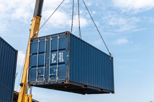 Kran hebt Containerbeladung