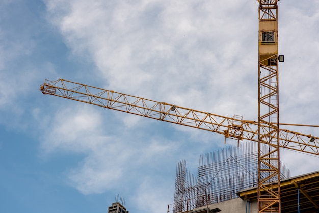 Kran und Baustelle gegen blauen Himmel