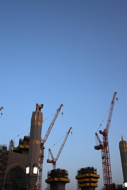 Kran und gegen blauen Himmel im Bau errichten