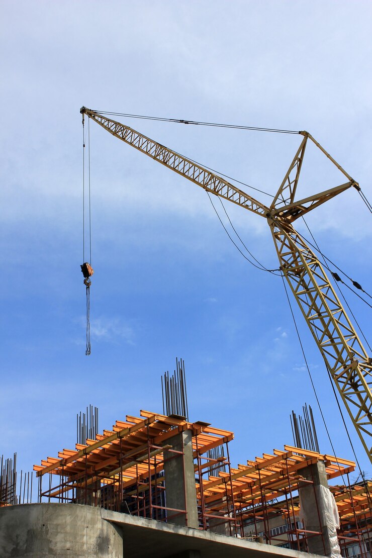 Kranelemente beim Bauen in der Stadt