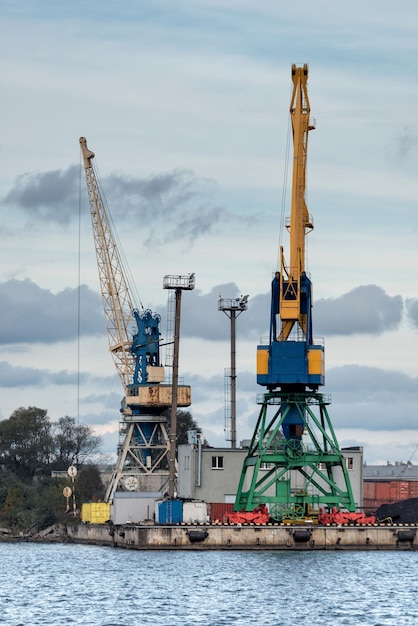 Foto kranen am kommerziellen dock gegen den himmel