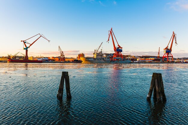 Foto kranen im hafen