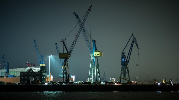 Kranen in der Nacht am Handelshafen