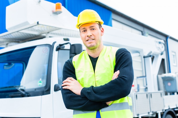 Kranführer vor LKW vor Ort