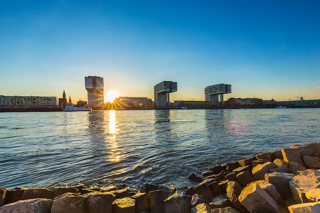 Kranhäuser in Köln bei Sonnenuntergang