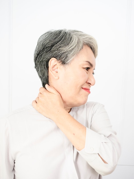 Kranke ältere erwachsene ältere Frauen, die den Hals berühren, haben Schulter- und Nackenschmerzen. Gesundheits- und Medizinkonzept