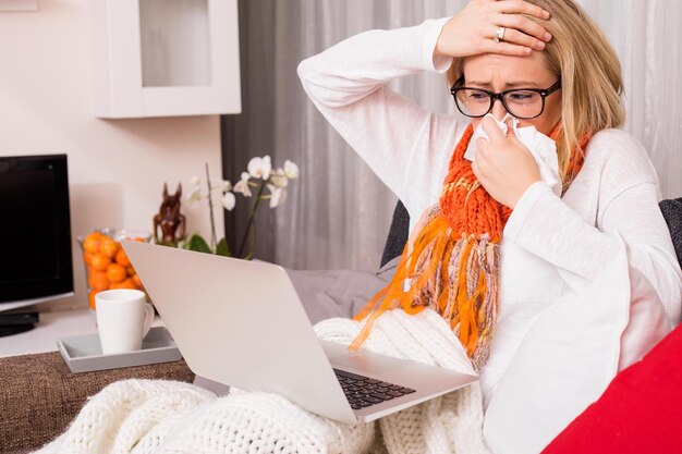 Kranke Frau, die Computer verwendet