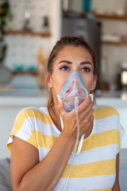 Kranke Frau, die Inhalationsmedizin herstellt, ist die beste Medizin Kranke Frau, die eine Sauerstoffmaske trägt und sich einer Behandlung für Covid19-Frauen mit einem Inhalator unterzieht