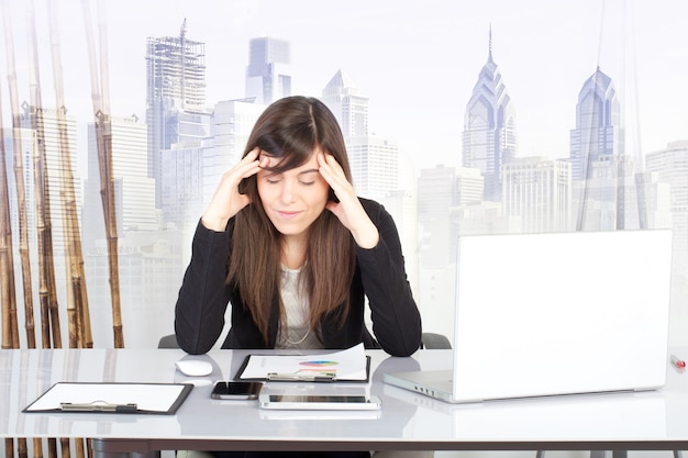 Kranke Geschäftsfrau im Büro