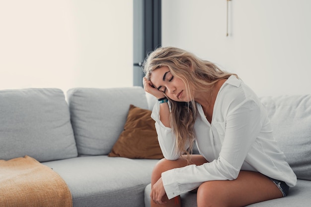 Foto kranke junge frau mit schmerzen, bauch, bauchgefühl, bauchschmerzen