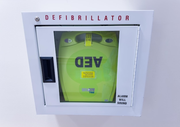 Krankenhaus-Defibrillator-AED-Einheit einsatzbereit als Symbol für Notfallversorgung und Herzunterstützung