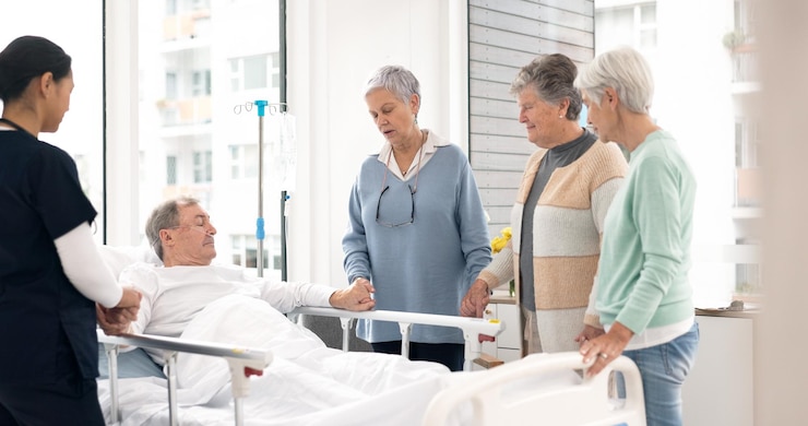 Foto krankenhaus gebet und frauen besuchen mann für trost pflege und unterstützung für wellness-service und operation gesundheitsversorgung medizinische klinik und freunde mit patienten für die genesung rehabilitation und gebet