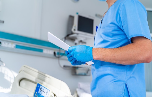 Krankenhaus moderne Gesundheitsversorgung. Facharzt in Uniform, der in der Notaufnahme arbeitet.