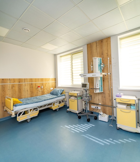 Foto krankenhausinterieur mit leeren und modernen betten erholungsstation