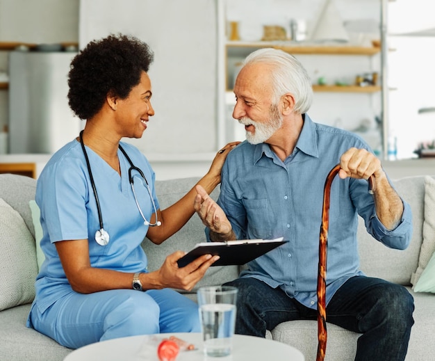 Foto krankenschwester arzt seniorenbetreuung pflegekraft hilfe hilfe altersheim pflege ältere frau mann