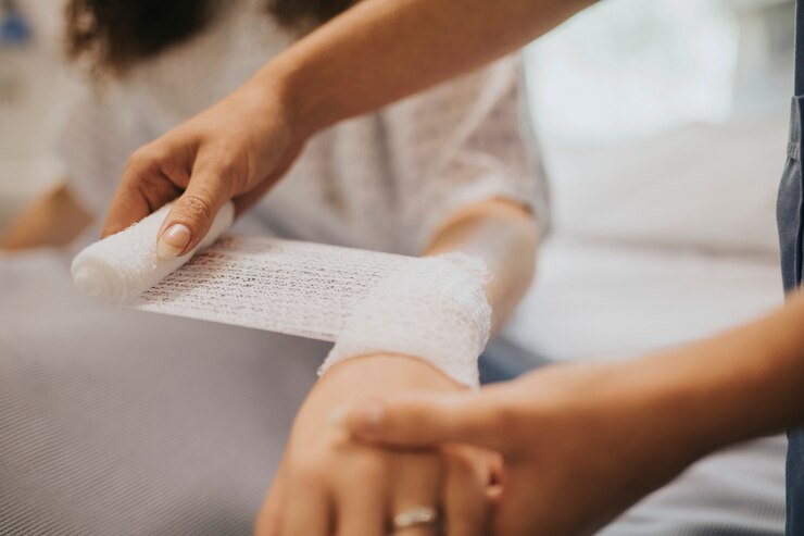 Foto krankenschwester, die den arm des patienten verbindet