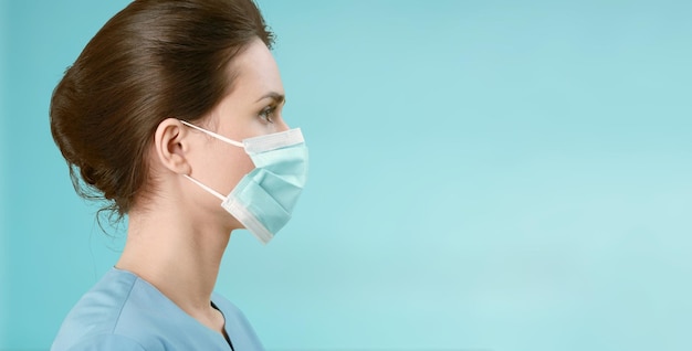 Krankenschwester, die eine schützende Gesichtsmaske trägt